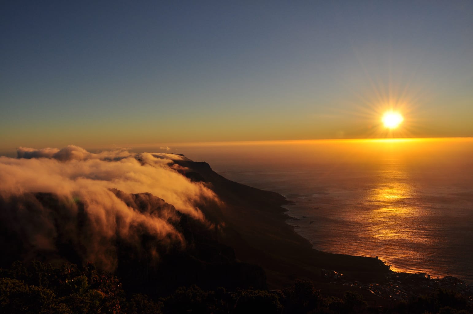 A view of a sunset at an ocean.